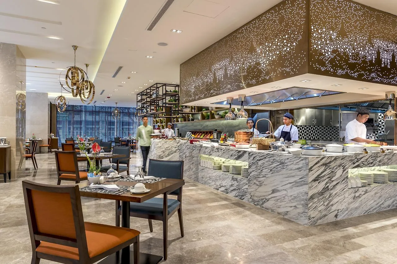 Pullman Yangon Centrepoint Hotel 5*,